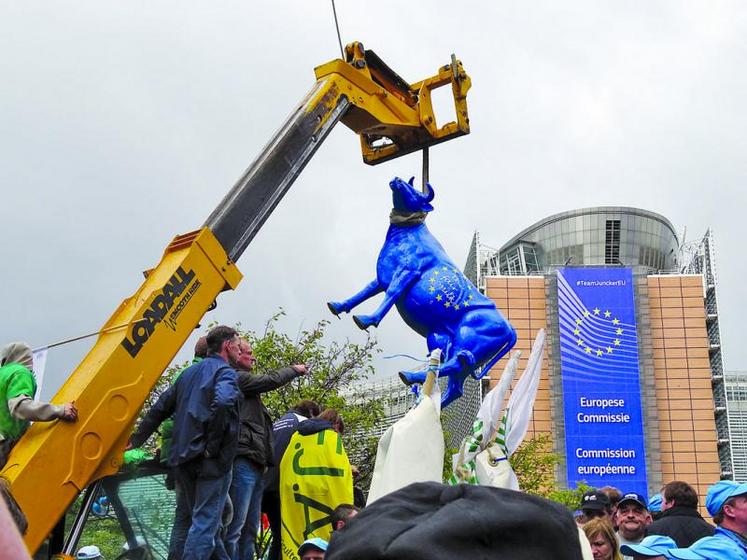 Philippe Mangin déplore le manque de réactivité de la Commission européenne pour déclencher l’intervention publique, y compris lors du Conseil des ministres européens du 7 septembre à Bruxelles, qui s’est déroulé sous la pression des agriculteurs.