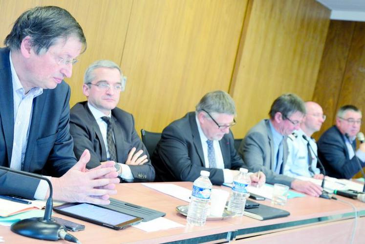 Les représentants du Conseil régional, de l’Etat, de la gendarmerie et de la Chambre d’agriculture des Hauts-de-France étaient présents pour la dernière session de l’année de la Chambre d’agriculture de la Somme.