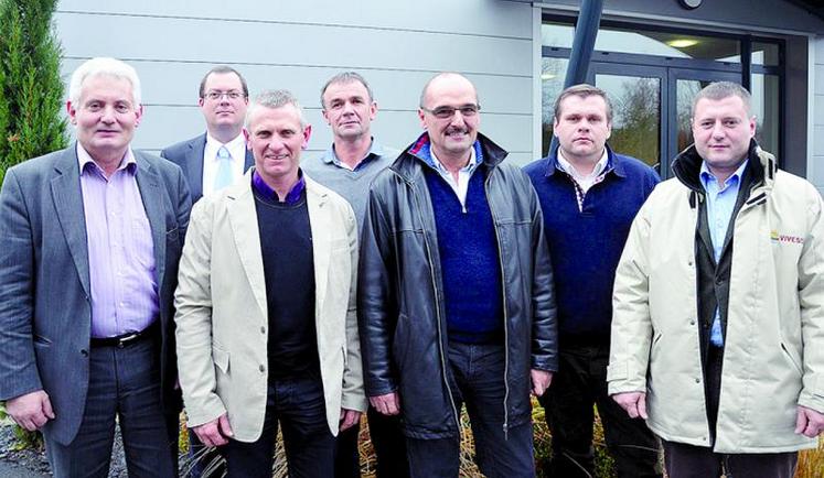 Rémy Loser (67), président d’Alsatabac et de la nouvelle coopérative, Olivier Riedinger, directeur, Pascal Socheleau (49), président de Nord et Loire Tabac, Jean-Marie Barbot (49), président de la caisse d’assurance CNL*, Bruno Paulus (67), président de la caisse d’assurance alsacienne, Guillaume Lefebvre (28) et Frédéric Legros (02), administrateurs.