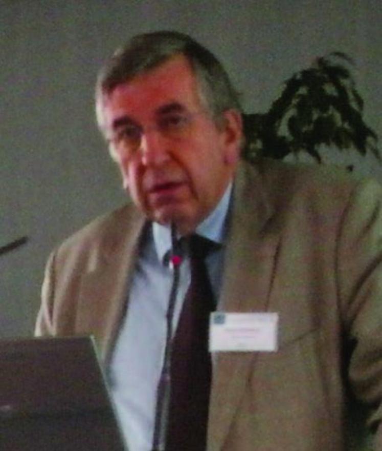 Benoît Mangenot, directeur général du Cniel : «le «Paquet lait» a donné aux interprofessions une réelle existence juridique au regard du droit communautaire. Nous avons désormais des droits mais aussi des devoirs. Ainsi nous devrons désormais notifier nos  accords et pratiques concertées qui ne doivent pas fausser le libre jeu de la concurrence». Des accords sur
le prix du lait sont donc désormais proscrits.