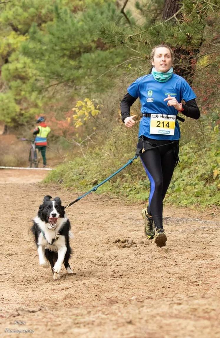 Laetitia travaille beaucoup son endurance pour pouvoir suivre sa chienne en course. 