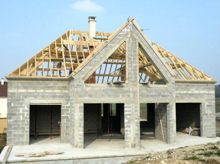Jusqu’au 30 juin 2021, il sera possible de faire une donation à un enfant ou petit-enfant de 100 000 E maximum  en exonération de droits pour la construction d’une maison, des travaux de rénovation énergétique ou à la participation au financement d’une entreprise.