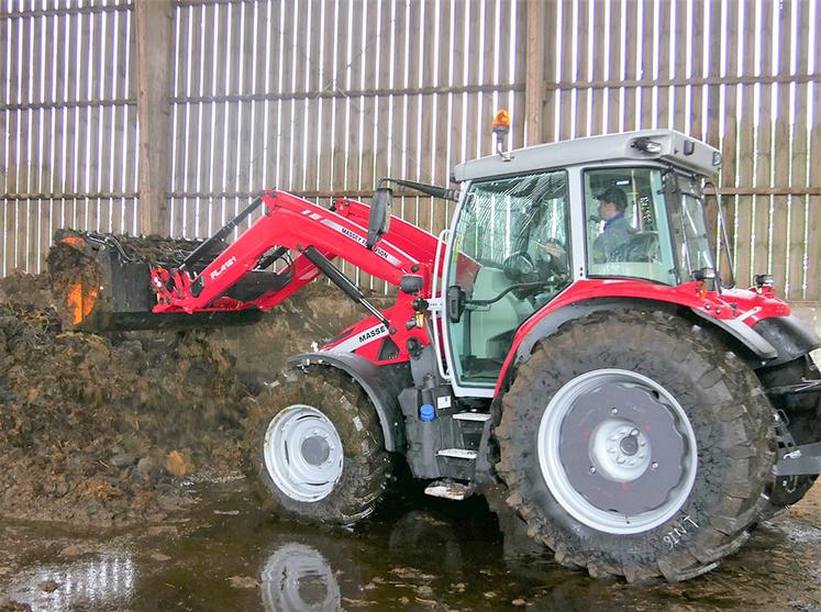 Le lestage des roues arrière à la manutention permet de rééquilibrer le tracteur sans générer de porte-à-faux.