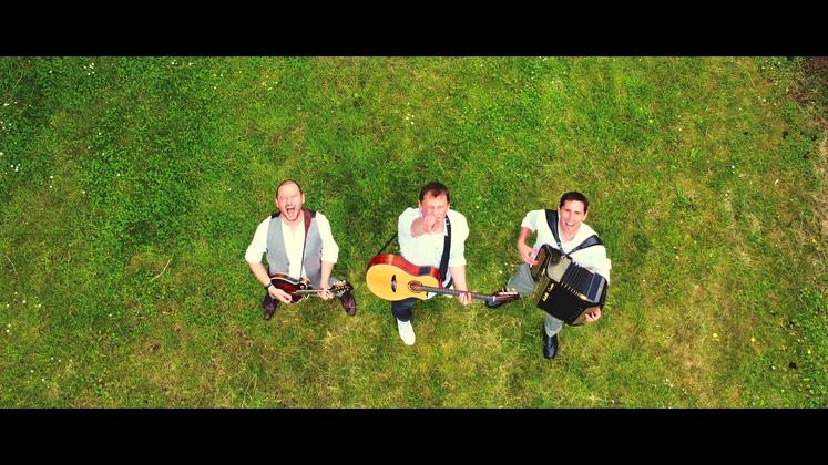 Les Crieurs de toit, composé de trois multi-instrumentistes amoureux des mots, délivrent une musique «parfaitement incompatible avec la position assise». 