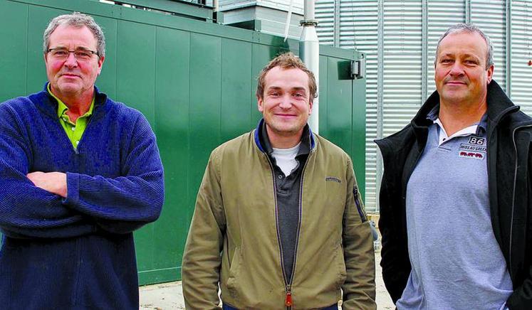 Jean-Luc (à gauche) et Franck (à droite) entourent Thomas Delacour, de la société Valogreen, le constructeur de l’installation.