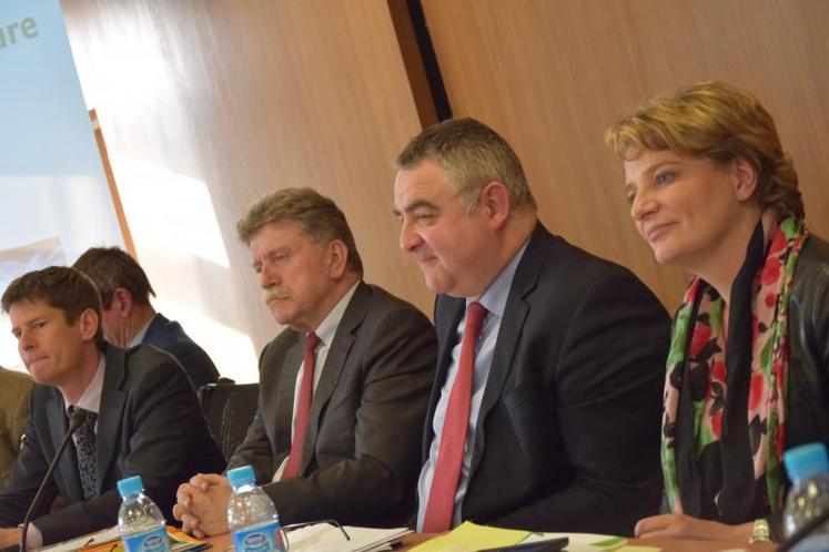 De g. à dr. : Luc Maurer, directeur de la Draaf, Michel Lalande, préfet de Région, Christophe Buisset, président de la Chambre régionale d’agriculture, et Marie-Sophie Lesne, vice-présidente de Région en charge de l’agriculture.