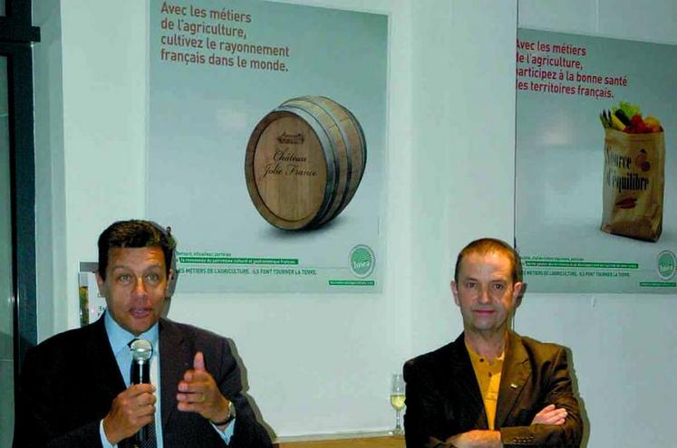 Xavier Beulin et Claude Cochonneau présentent la campagne de communication.