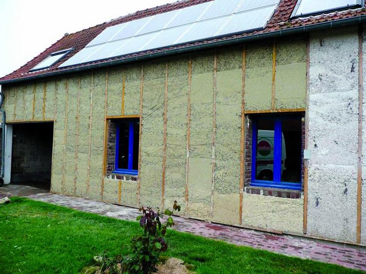 L'Isolinbois est placé entre les structures de bois où il remplace le torchis habituel.