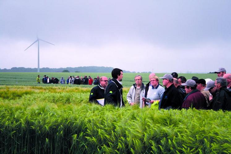 Le ciel bas sur Croixrault n'a pas empêché les nombreux échanges entre producteurs et techniciens.