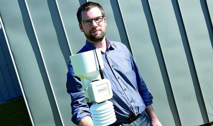 Mickaël Winkelsass : «Ces stations connectées sont en fait des sondes qui mesurent la pluviométrie, l’hygrométrie 
et les températures en continu sur la parcelle.»
