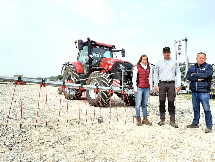 Aurélie Thaureau et Nicolas Portois (FDC 80) entourant Jean-Philippe Hermant, l’un des utilisateurs réguliers de la barre d’effarouchement en dépôt dans le canton d’Ailly-sur-Noye.  