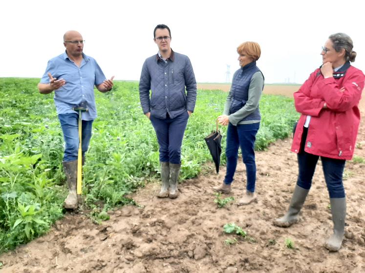 Jean-Paul Dallene (à g.) bénéficie du suivi du service agronomique de McCain pour le pré-buttage d’automne des pommes de terre. «Seul, je n’aurais pas avancé aussi vite», confie-t-il.