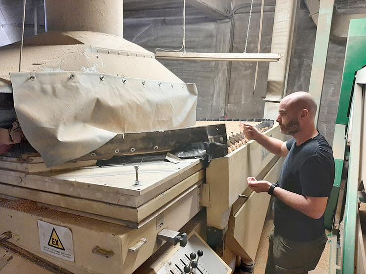 Autour de la table densimétrique, Jérôme Broquet s’assure de la qualité des futures semences qui seront traitées lors d’une étape suivante, avant l’ensachage. 