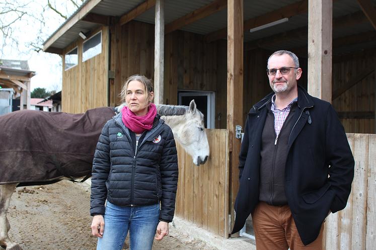 Daniela Strube, des Écuries des platanes à Estrées-Saint-Denis (Oise),  et Denis Pype, conseiller régional, dresse les esquisses du bilan du plan  Cheval 2019-2022.