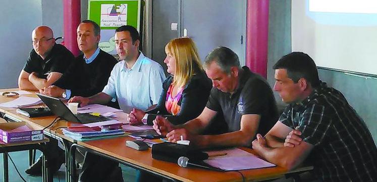 De gauche à droite : Stéphane Henocque, administrateur Aonp, Marc Dubiquet, président de l’Aonp, Bruno Leclercq, animateur de l’Aonp, Angélique Hachin, animatrice section bovine, Henri Ducrocq, vice-président du collège acheteur, Xavier Delavenne, responsable section bovine.