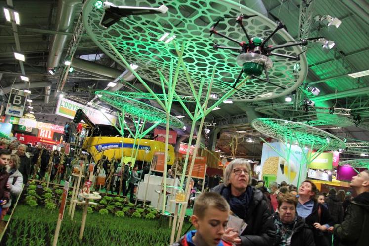 Drones, moissonneuse batteuse high-tech, décor futuriste... Le hall horticulture du salon donne de la profession une image résolument moderne.