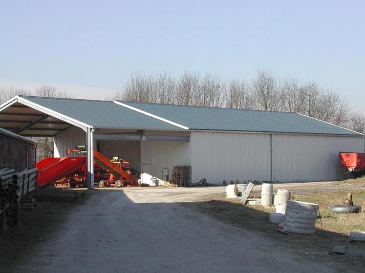 Environ 250 000 tonnes de pommes de terre seraient encore dans des bâtiments de stockage sans débouchés garantis.