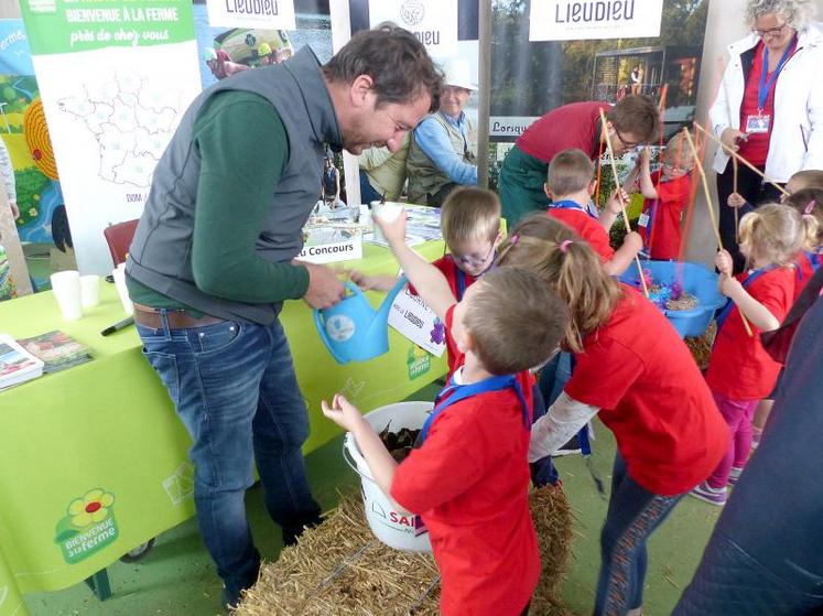 Les producteurs samariens se sont mobilisés pour répondre aux questions du public, surtout des enfants, à la Foire exposition de Picardie. Ici, Vincent Liénart, de la cueillette de Saint-Gratien, anime un atelier de plantation de fraisier.