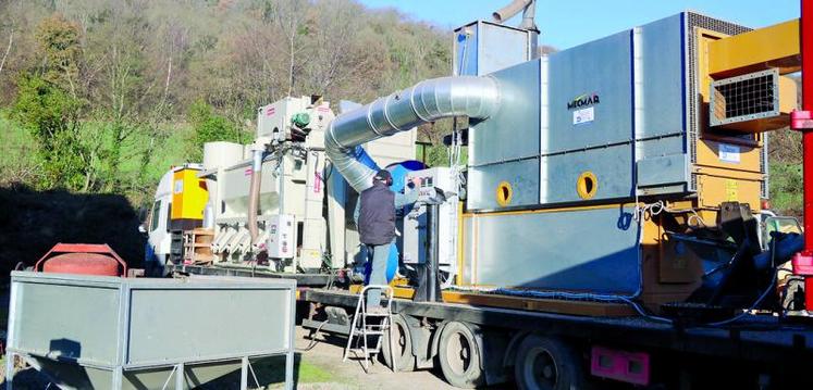 Le toasteur utilisé en Normandie est un toasteur Mecmar d’un rendement de 4 tonnes de graines grillées à l’heure, associé 
à un nettoyeur-trieur et complété par un groupe électrogène, l’ensemble transporté par camion remorque.