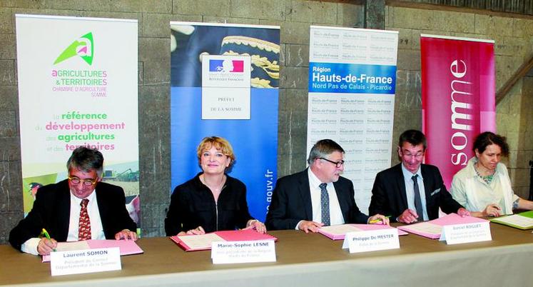 De gauche à droite : Laurent Somon, président du Département, Marie-Sophie Lesne, vice-présidente en charge de l’agriculture à la Région, Philippe de Mester, préfet de la Somme, Daniel Roguet, président de la Chambre d’agriculture de la Somme, et Françoise Crété, présidente la FDSEA de la Somme.