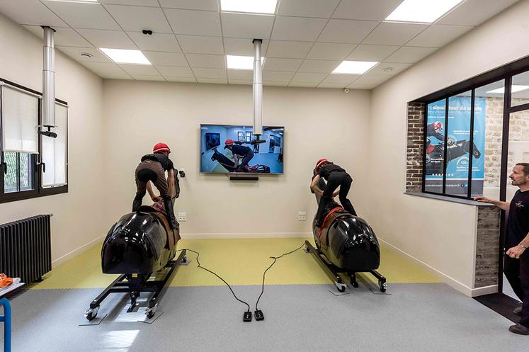 L’établissement comprend aussi une salle de simulateurs avec des chevaux  mécaniques et électriques pour permettre aux jeunes de s’entraîner plus souvent.