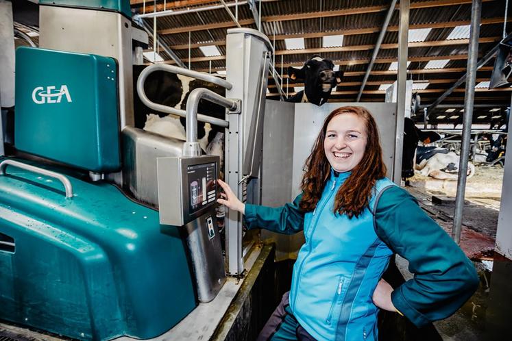 Églantine Herbet, spécialisée dans l’élevage laitier du Gaec, apprécie notamment l’accès facile à la mamelle  et au bras faisceau trayeur grâce à une fosse derrière le robot. 