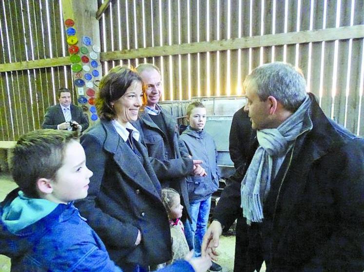 Nathalie et Bertrand Derly, accompagnés de leurs enfants ont pu échanger aisément avec Xavier Bertrand.