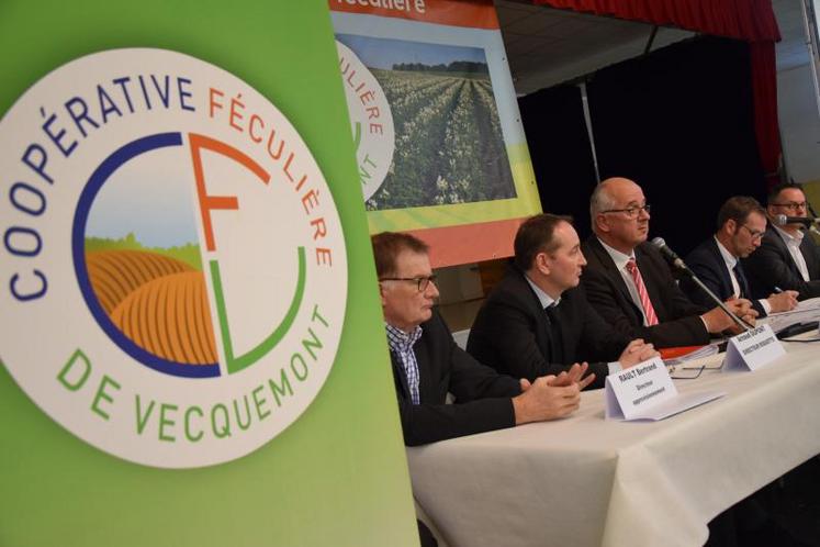 A la tribune : les représentants de l’usine Roquette entourant le président et le directeur de la coopérative.