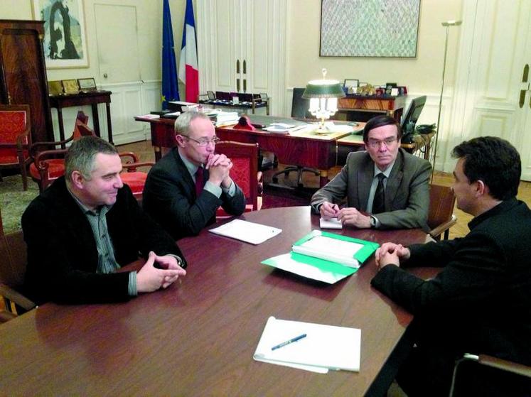 Christophe Buisset (à gauche) et Laurent Degenne (à droite) 
ont remis les pétitions au préfet Jean-François Cordet.