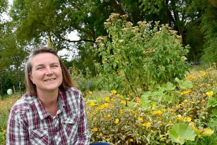 Anne-Julie Ghesquière :  «Je commence par tout semer en godet dans une serre, qui sert au démarrage des plants, mais aussi parce que je déteste éclaircir et jeter les graines. Puis, au moment voulu, je plante.»