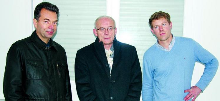 Philippe Leclercq, directeur commercial, Johann Loobuyck, directeur général du groupe Carré et Rémi Humez, responsable de la ferme pilote.