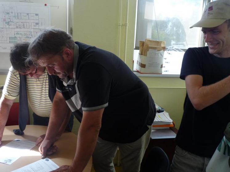 De gauche à droite : Denis Delattre, secrétaire général de la Fdsea de la Somme, Christophe d’Halescourt, président du canton de Poix-de-Picardie consultent méticuleusement les factures de l’établissement et les «fiches produit», avec, à leurs côtés, une délégation des JA de la Somme.