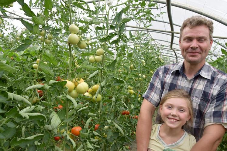 Willy Vindevogel et sa fille dans une des serres de son exploitation.