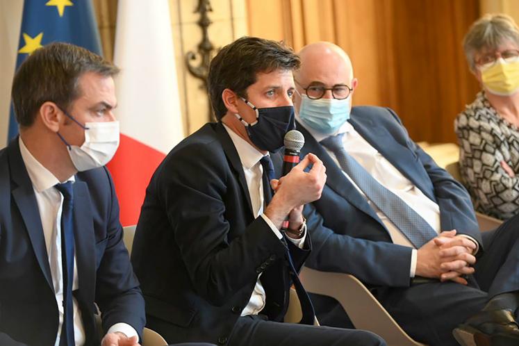 Le ministre de l’Agriculture, Julien Denormandie, entouré du ministre de la Santé, Olivier Véran et de Laurent Pietraszewski, secrétaire d’état chargé des Retraites et de la Santé au travail lors de la présentation de la feuille de route du gouvernement pour lutter contre le suicide en agriculture. 