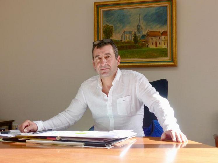 À cinquante-cinq ans, Stéphane Ducrotoy, natif de Vignacourt, se représente pour un cinquième mandat. 
Ce qui le motive : les «beaux projets» qu’il défend corps et âme.