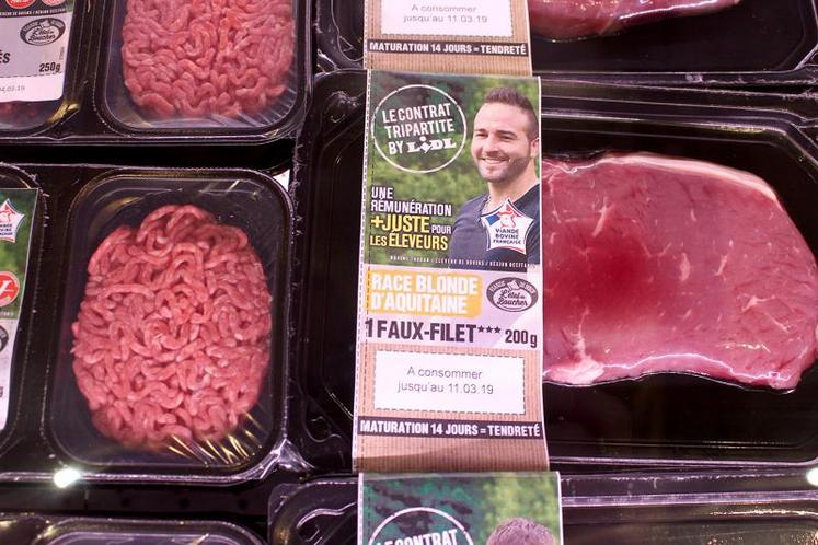 Le nouveau packaging qui accompagnera la viande locale dans les magasins Lidl : fond noir, film skin pour une meilleure conservation et une mise en valeur du produit, photos d’éleveurs entrés dans la démarche. 