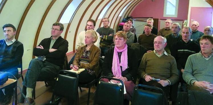 Les participants à l’assemblée de Roisel.