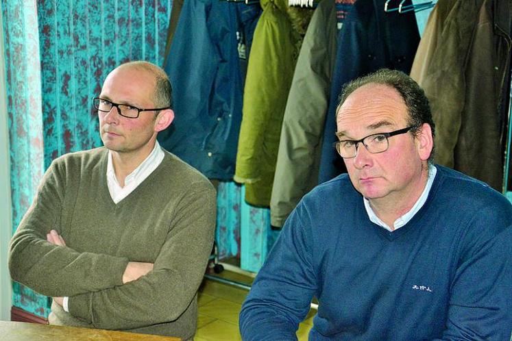 À droite, Vincent Boche, pdt des liniculteurs de la Somme avec, à ses côtés, Bertrand Gomart, pdt de l'AGPL.