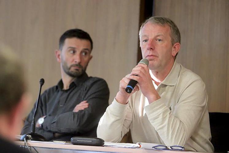 Face à de nombreuses questions, Jean-Noël Ribéry, directeur adjoint du FMSE et son président Luc Smessaert, assurent le service après-vente de la convention 
d’indemnisation signée avec Lubrizol France.