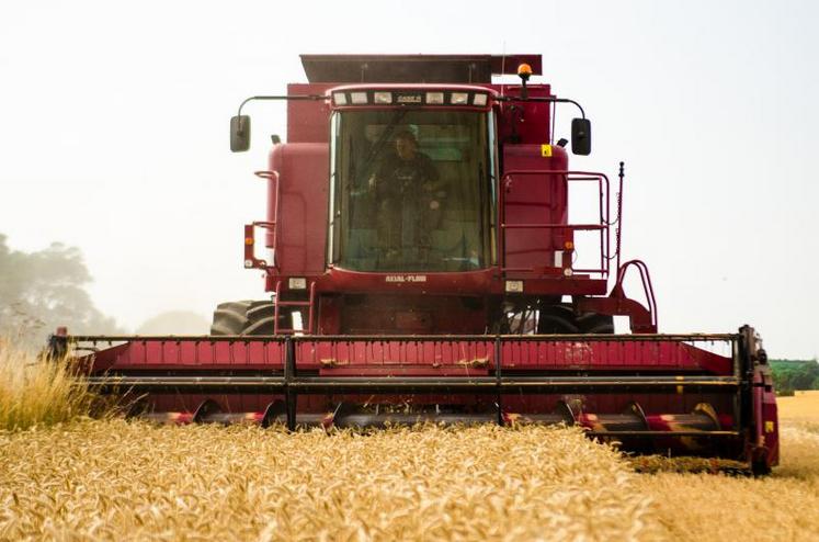 Certains travaux des champs justifient un dépassement du nombre légal d'heures de travail : lequel s'obtient par une dérogation auprès de la Direccte.