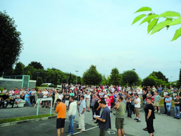 Les éleveurs laitiers mobilisés devant l'usine Lactalis de Laval.