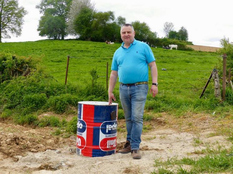 La présence d’eau (sous ce bidon) a été découverte un peu par hasard, dans une parcelle de Christophe Buisset, à Aveluy. Elle devrait irriguer 89 ha de pommes de terre et de légumes.