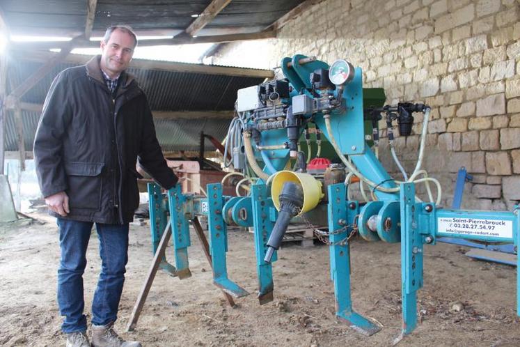 Hervé de Smedt a opté pour la fertilisation en localisé à la plantation. Il a investi dans un matériel d’occasion, un fertiliseur de la marque Cadart.