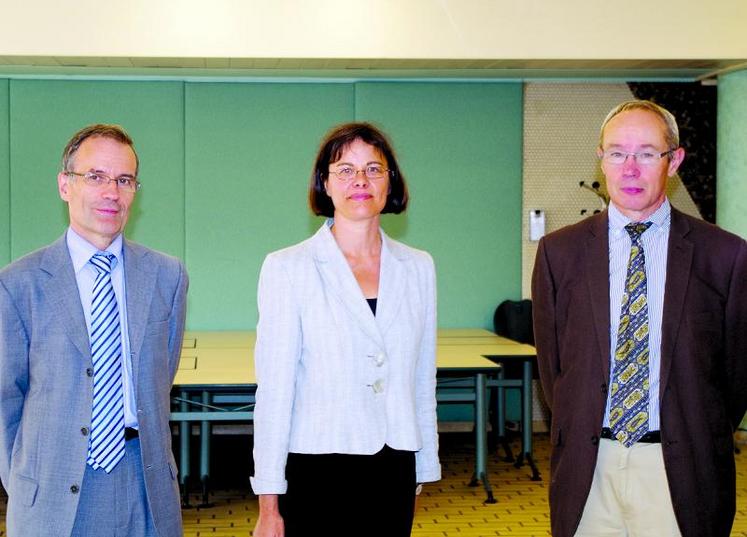 Fabienne Specq, entourée par Paul Gérard (à gauche), directeur de la Ddtm, et Philippe Caron, son prédécesseur à la Ddaf et actuel directeur de la Dreal.