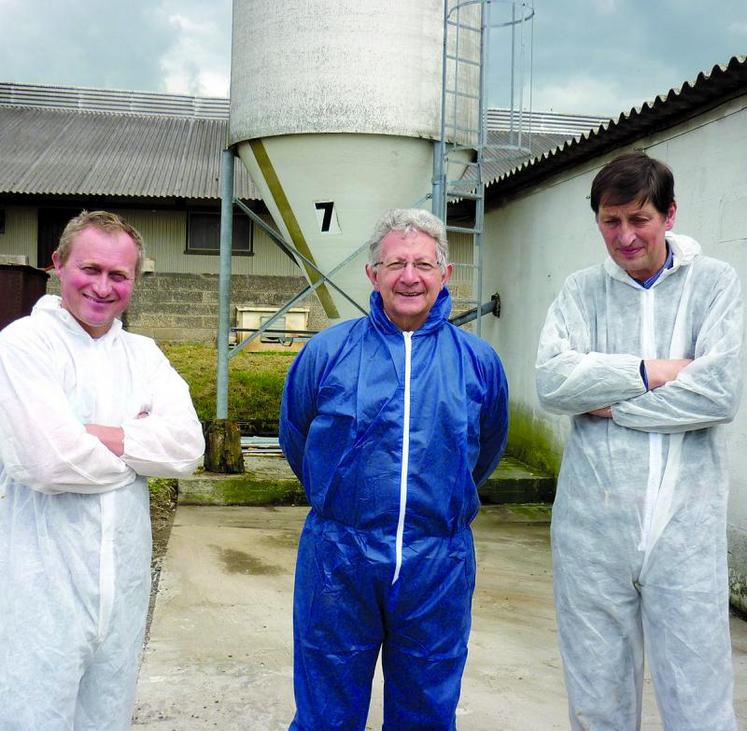 Bernard Florin, sous-préfet de Montdidier (au centre), Jean-Michel Serres, président de la fédération nationale porcine (à droite) et Christophe Dewaele, trésorier de la Fdsea de l’arrondissement de Montdidier.
