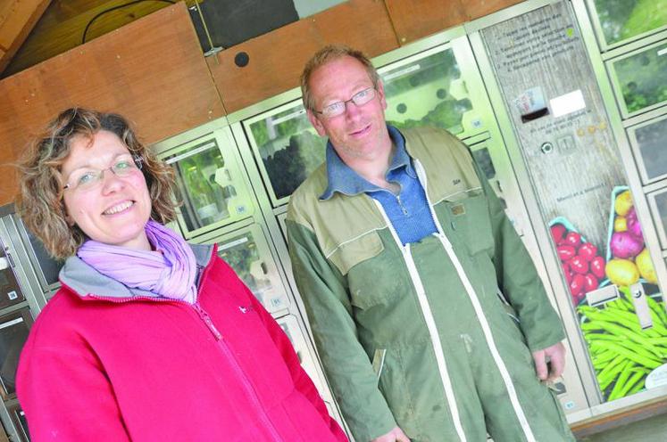 Béatrice et Mickaël Thorel, maraîchers à Vironchaux, ont investi dans un distributeur automatique en 2014.