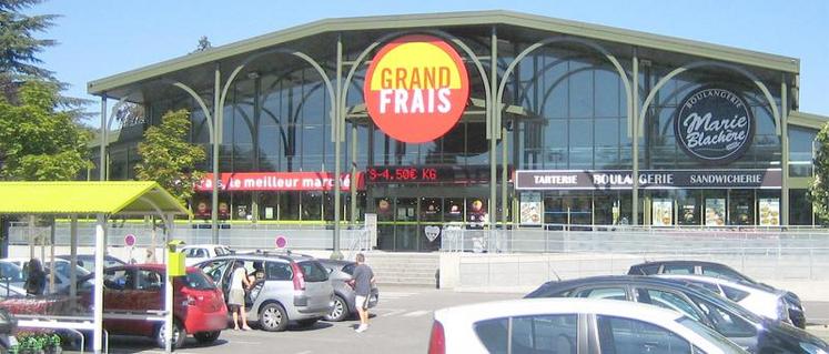 Grand frais réunit en un seul et même lieu cinq professionnels de l’alimentation : un primeur, un épicier d’ici et d’ailleurs, un boucher charcutier, un fromager 
et un poissonnier, dans un espace imitant le marché couvert traditionnel. 