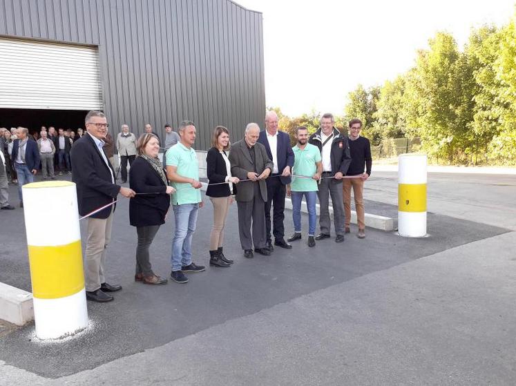 René Cailleux, maire de la commune coupe le ruban pour l’inauguration.