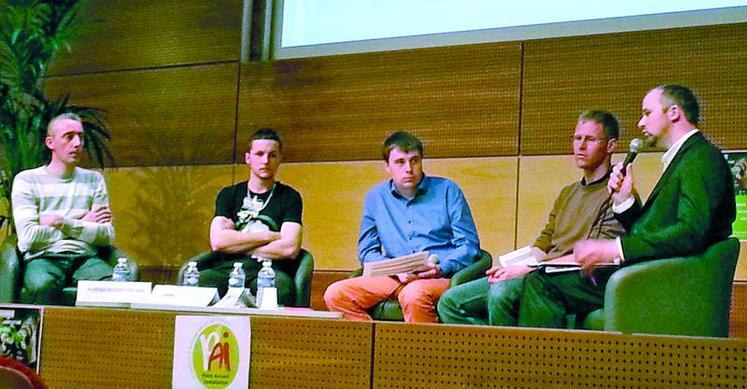 Table ronde avec (de gauche à droite) Mathieu Masschelein, Camille Kastelyn, Hervé Davesne (JA Picardie), Antoine Dewaele et Aurélien Clavel (JA national).