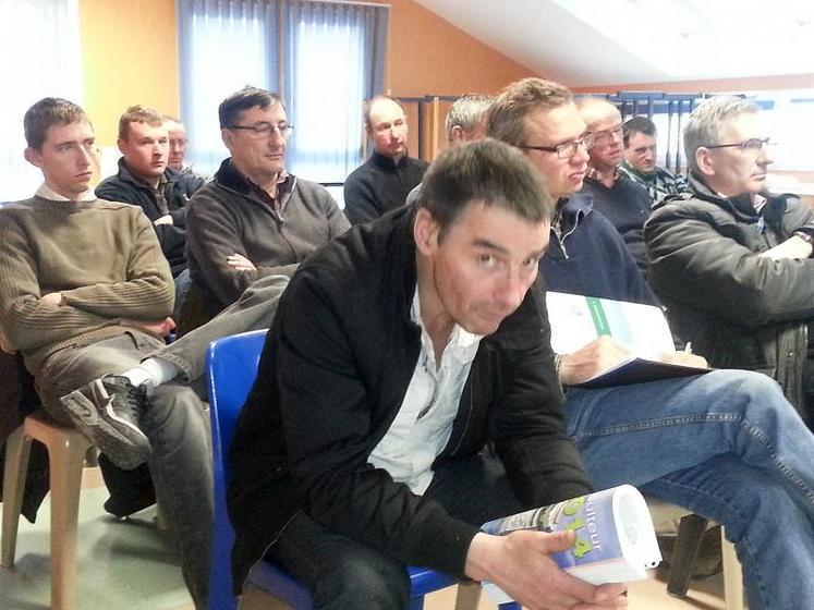 Les participants à l'assemblée de Villers-Bocage.